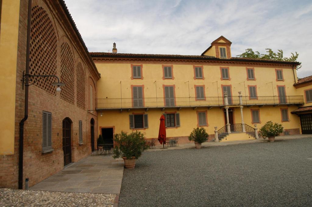Вилла Cascina La Carlotta Castel Boglione Экстерьер фото