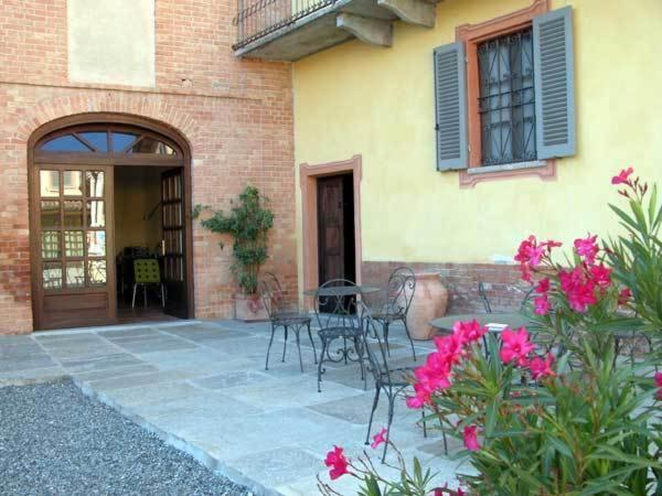 Вилла Cascina La Carlotta Castel Boglione Экстерьер фото